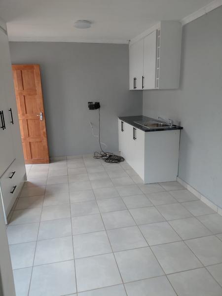 Cottage For Rent in Cresta, Randburg