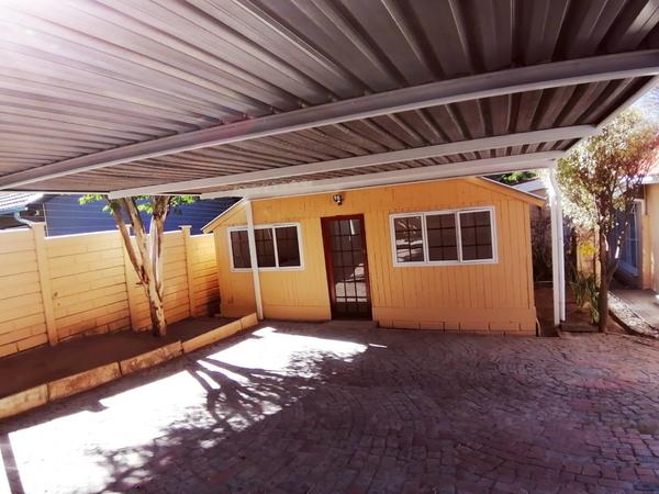 Cottage For Rent in Blairgowrie, Randburg