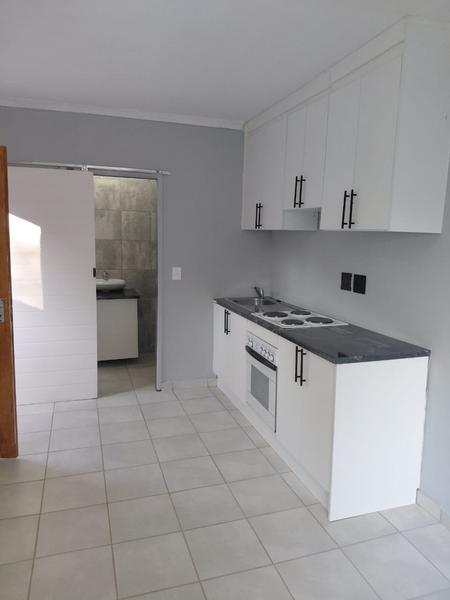 Cottage For Rent in Cresta, Randburg